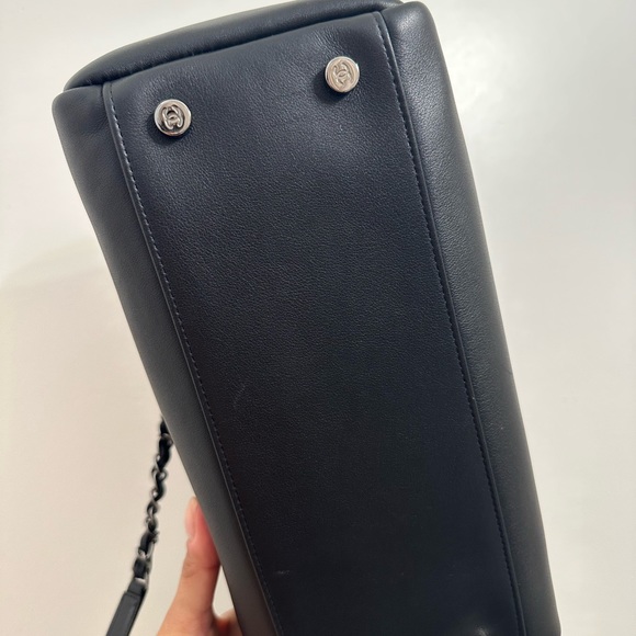 Chanel vintage bowler style bag with authentication card - Picture 8 of 13